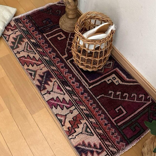 91×154 トルコラグ　ボルドー　大人シック　花柄　ヴィンテージ 48×99 ボルドーカラー エスニックな雰囲気 トルコヴィンテージ