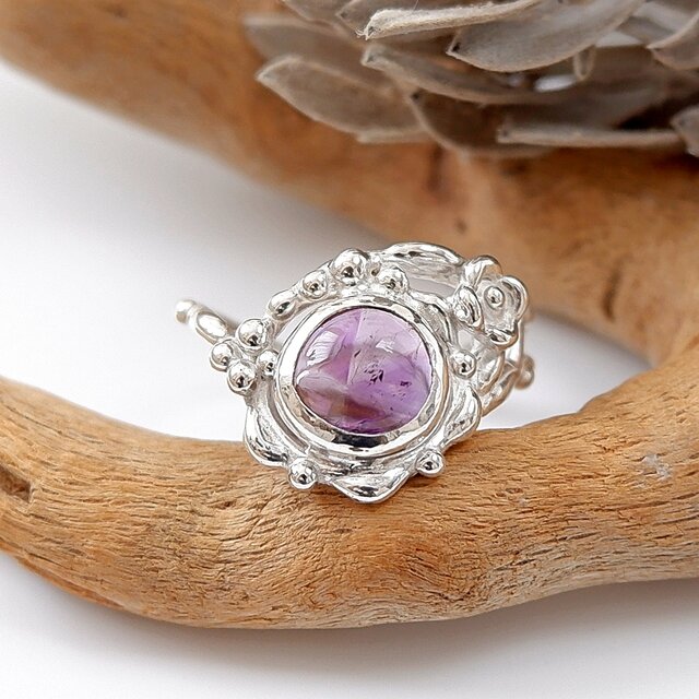 ～不思議な色合い～　アメジストの小花飾りリング　11～11.5号　天然石アクセサリー　一点物