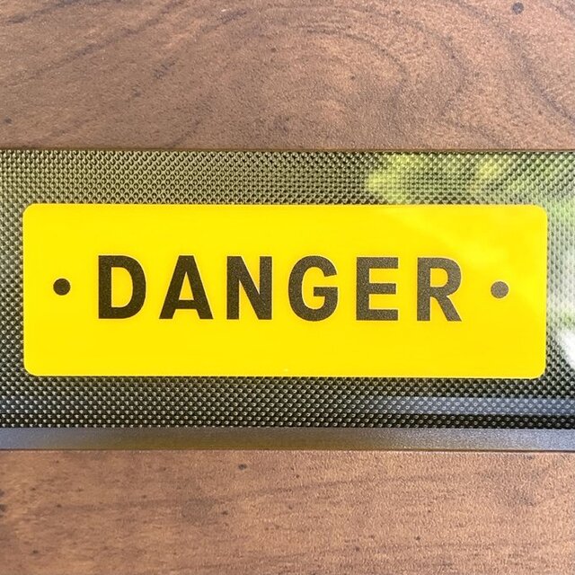 【送料無料】「DANGER」黄色サインプレート デンジャープレート 危険案内 注意喚起 立ち入り禁止 注意サイン 看板