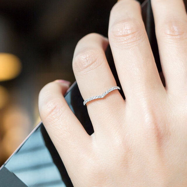 ジルコニアのV字リング シルバーリング ピンキーリング 指輪 重ね付けにも～　1本　7号サイズのみ