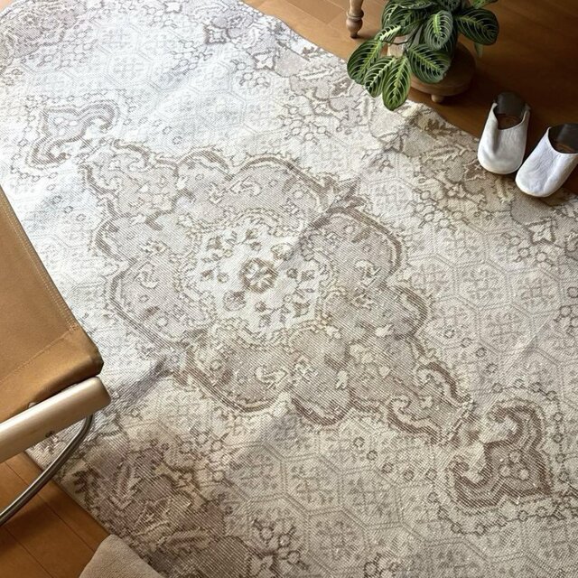 64×198 淡いグレージュ　白い花　ロングランナーラグ　トルコヴィンテージラグ 64×198 淡いグレージュ 白い花 ロングランナーラグ トルコ
