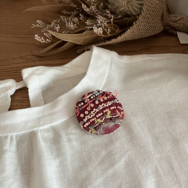 ビーズや変わり糸を使ったブローチ（レッドNo.1）