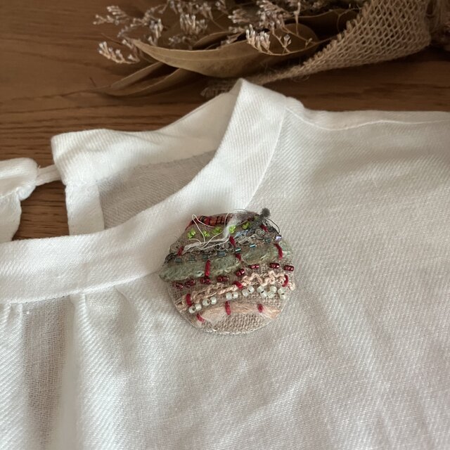 ビーズや変わり糸を使ったブローチ（ベージュ）