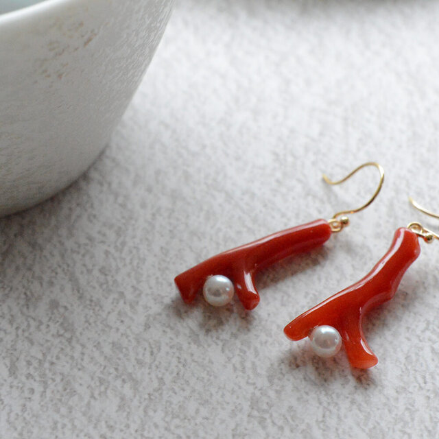 K18 アコヤ真珠と赤珊瑚のフックピアス | iichi 日々の暮らしを