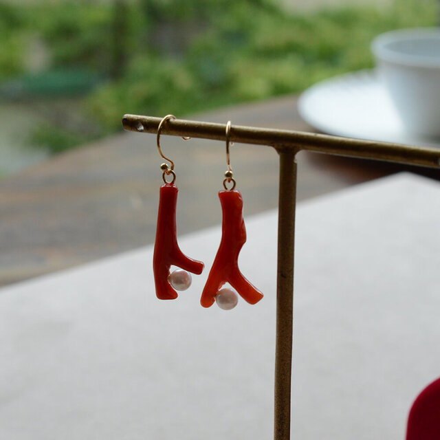 K18 アコヤ真珠と赤珊瑚のフックピアス | iichi 日々の暮らしを