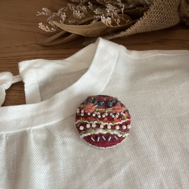 ビーズや変わり糸を使ったブローチ（レッドNo.2）