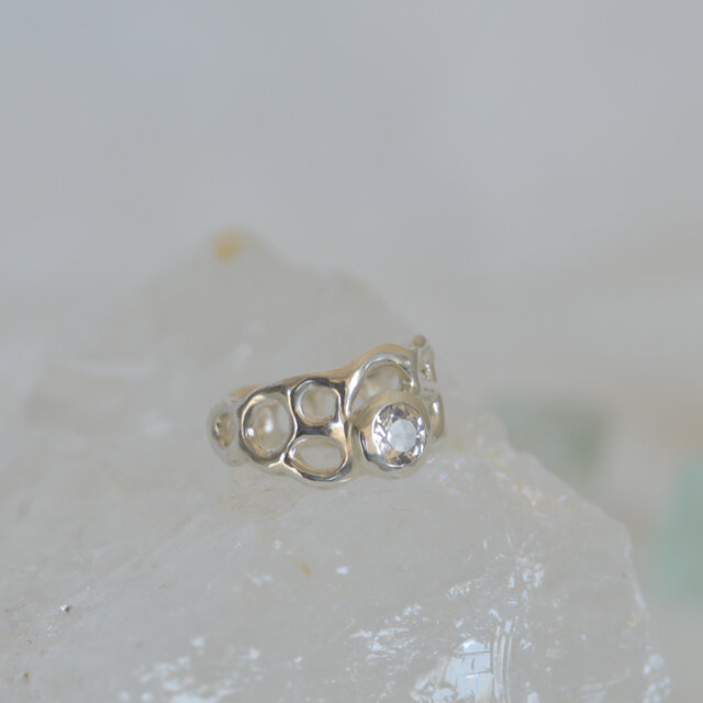 波打ちぎわのイヤーカフ・ホワイトトパーズ<一点もの>