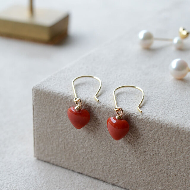 K18 ふっくらハートのフックピアス K18 赤珊瑚ハートのフックピアス | iichi 日々の暮らしを