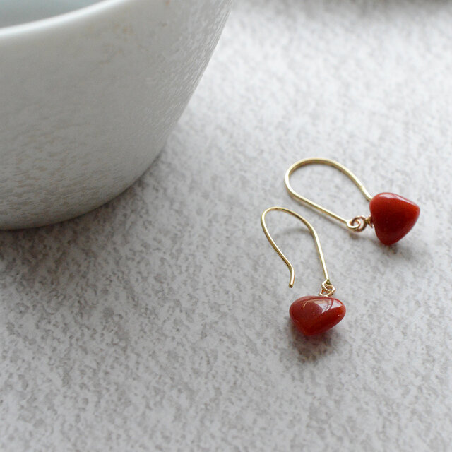 K18 赤珊瑚ハートのフックピアス | iichi 日々の暮らしを心地よくする