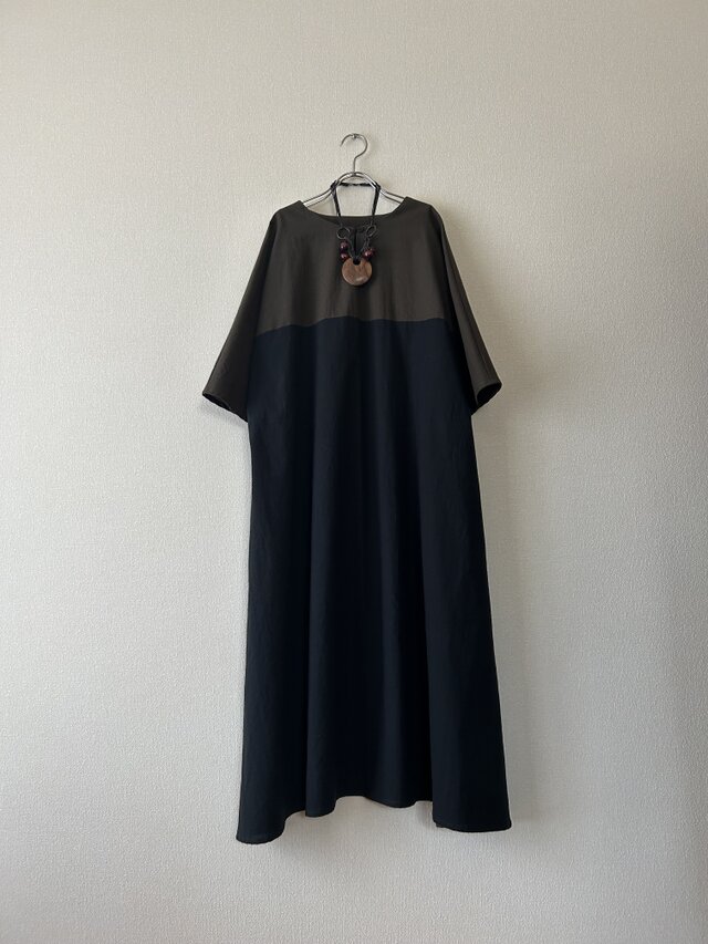 バイカラーのロングワンピース　コットンリネン　カーキ&ブラック