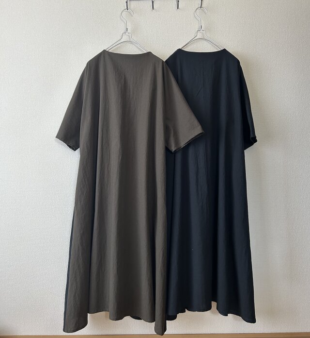 バイカラーのロングワンピース コットンリネン カーキ&ブラック 両脇