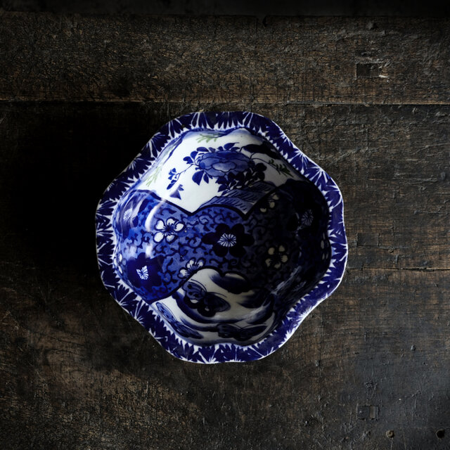 鉢■古い花唐草蝶紋 大鉢 菓子器 花弁型 時代物 骨董品(江戸後期～明治期)■ 鉢□古い花唐草蝶紋 大鉢 菓子器 花弁型 時代物 骨董品(江戸後期