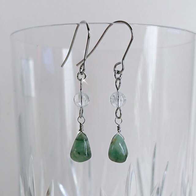 『5月の誕生石』エメラルドと水晶 天然石のピアス イヤリング