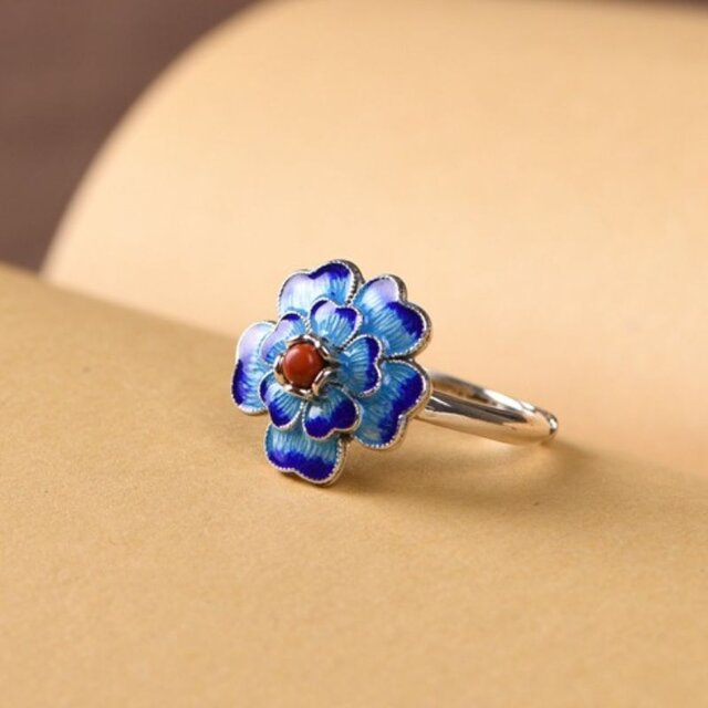 サクラソウのリング - 指先に春の息吹を感じさせる R430 | iichi 日々