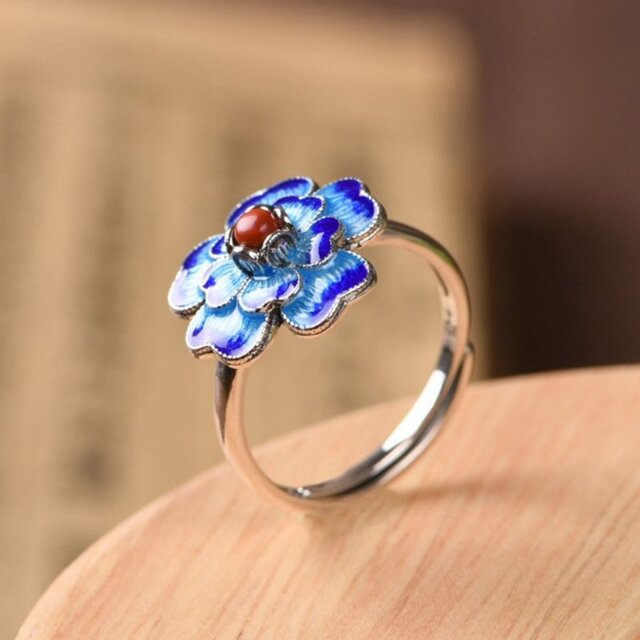 サクラソウのリング - 指先に春の息吹を感じさせる R430 | iichi 日々