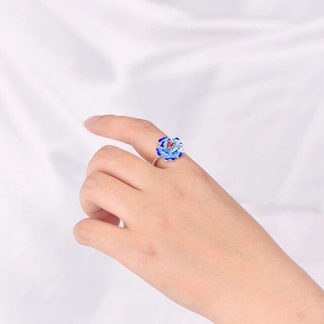 サクラソウのリング - 指先に春の息吹を感じさせる R430 | iichi 日々