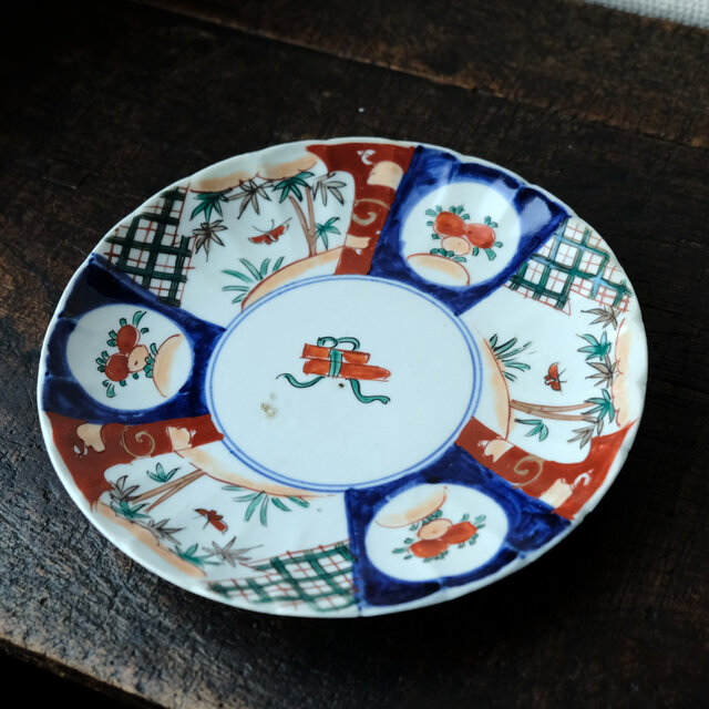 【サマー特価¥2500→¥1500】見込みに巻物◆花と蝶と笹の葉。伊万里　巻物文色絵金彩七寸中皿　骨董・antique 明治時代