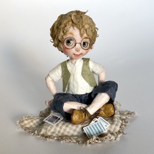 和紙人形『 Not bad, huh ? 』えっへん、僕の勝ち！トランプを手にドヤ