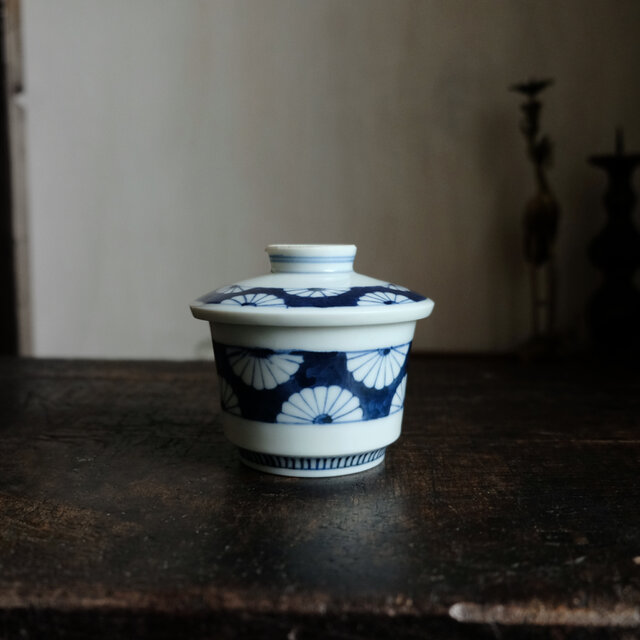 【サマー特価￥1500→￥550】白と藍のコントラスト◆白い菊の花。瀬戸焼　花文染付蓋付蒸茶碗　和食器　古民家　工芸品　昭和期