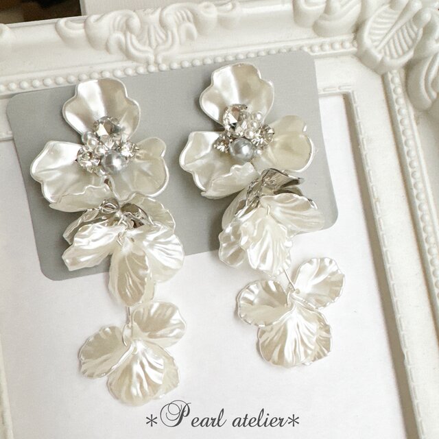 【シルバー】大ぶりホワイトフラワー＊ボリューム花びら✨ピアス