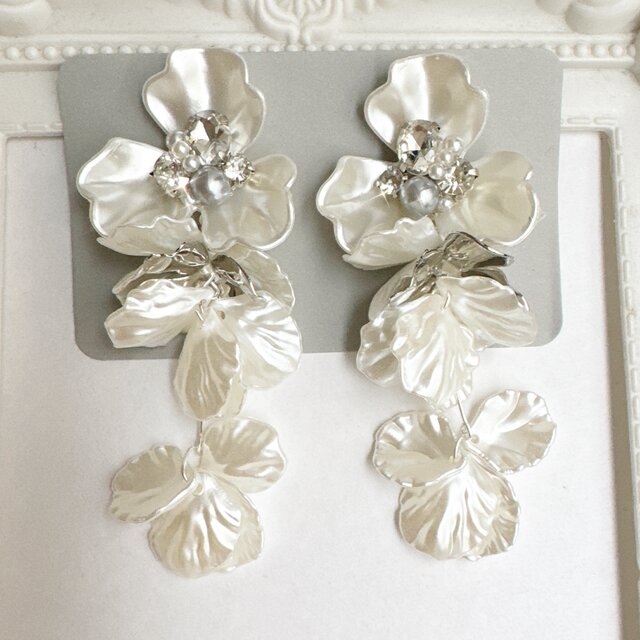 お花ピアス♡ホワイト シルバー】大ぶりホワイトフラワー＊ボリューム花びら✨ピアス | iichi