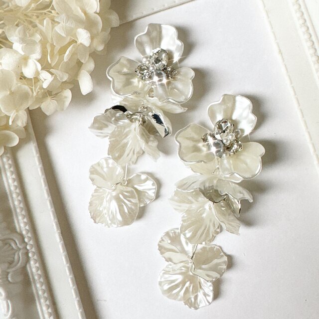 シルバー】大ぶりホワイトフラワー＊ボリューム花びら✨ピアス | iichi