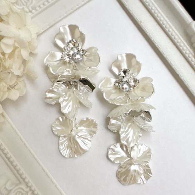 シルバー】大ぶりホワイトフラワー＊ボリューム花びら✨ピアス | iichi