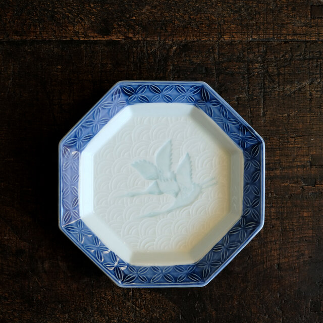 【サマー特価￥2400→￥1500】鶴と青海波◆八角で素敵。有田焼　花鶴文線陽刻染付中皿　工芸品　和食器　暮らしに。現代品