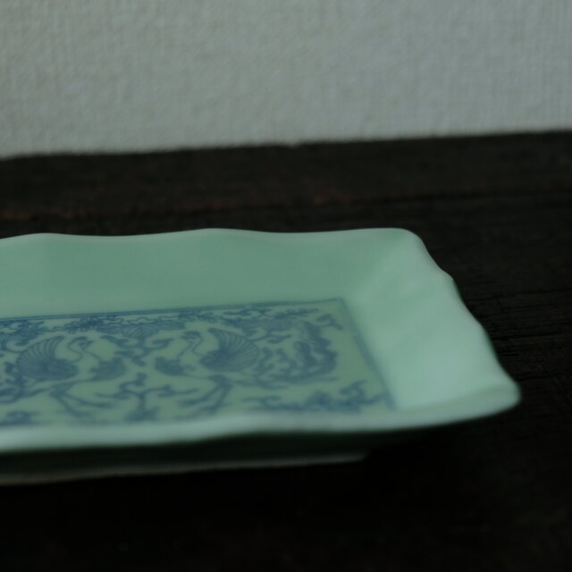 中国？青磁 鳥紋 雲紋 皿 深皿 盛皿 印あり? 共箱？ 中国？青磁 鳥紋 雲紋 皿 深皿 盛皿 印あり? 共箱？ 中国？