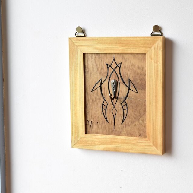 端材を再利用して作った キーフック付き 手描き ピンストラピング・アート・フレーム　ピンストライプ アメリカン雑貨