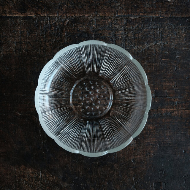 【サマー特価¥1500→¥1000】線描きのようなデザイン◆花の形状。プレスガラス中皿　洋風　レトロ　暮らしに。昭和後期