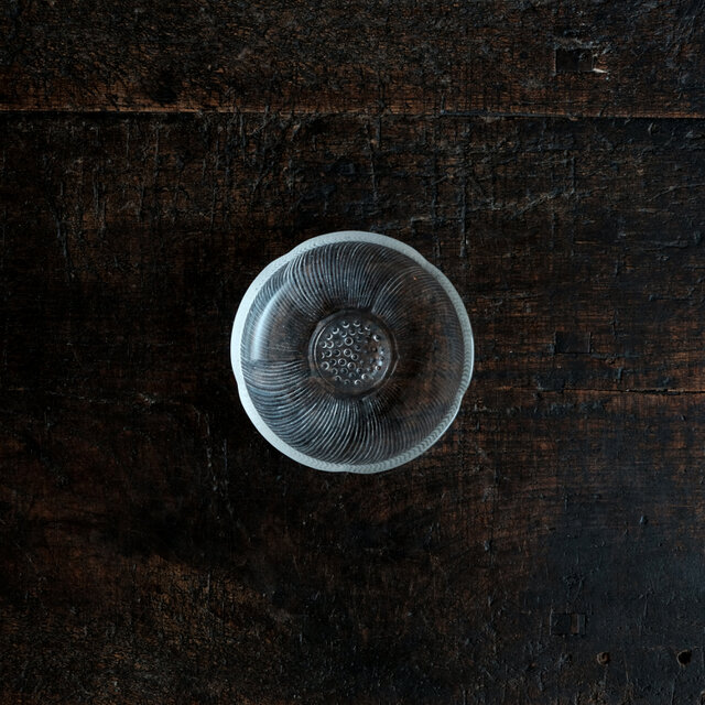 線描きのようなデザイン◆花の形状。プレスガラス小皿　洋風　レトロ　暮らしに。昭和後期