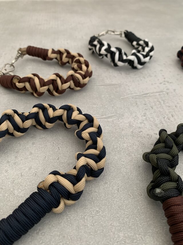 色が選べる♪大人カラーとしましまが大人かわいい　ハンドストラップ   スマホストラップ　パラコード　ショートストラップ