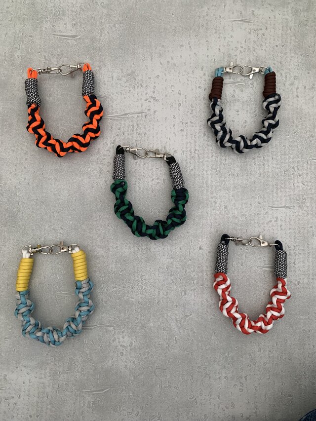 色が選べる♪しましまが大人かわいい　ハンドストラップ   スマホストラップ　パラコード　ショートストラップ　バッグチャーム