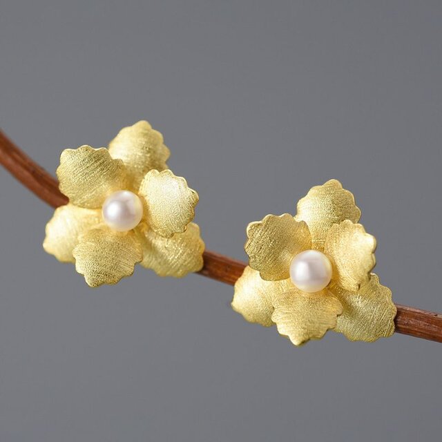 ハナカイドウのピアス - パールをあしらったエレガントなデザイン P197  