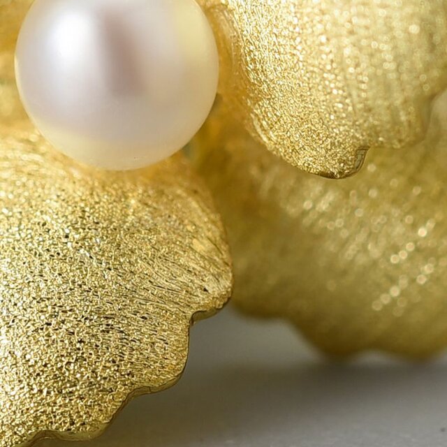 ハナカイドウのピアス - パールをあしらったエレガントなデザイン P197  