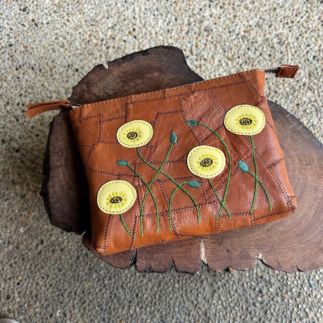 革パッチワークのファスナーポーチ（赤茶の革にポピーの刺繍）03008-21