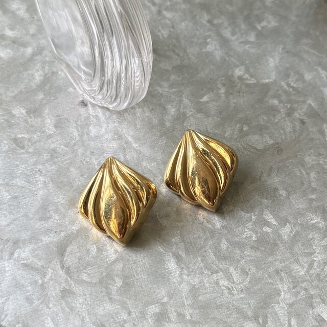 Y1186-ヴィンテージイヤリング U.S.A. 1970s Gold Tone Square Curvaceous