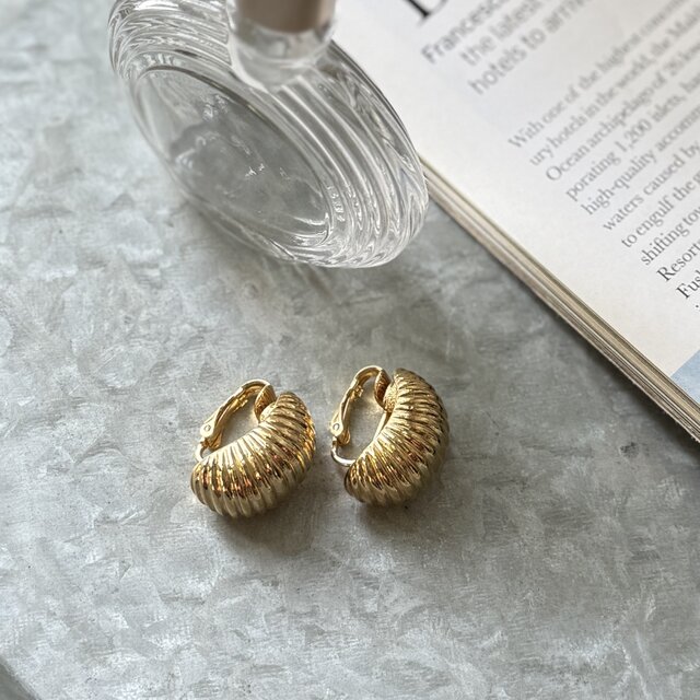 YS92-【 Sarah coventry 】サラコベントリー 1970s Gold Tone Rib Half Hoop