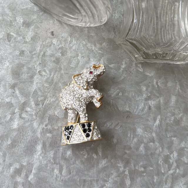 SC141-ヴィンテージブローチ Circus Elephant Clear and Black