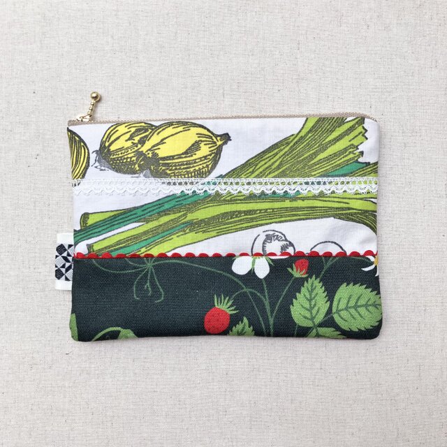 絵本のようなポーチ　小物入れ　野菜と野いちご