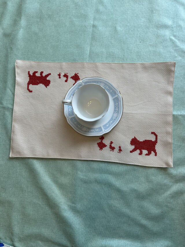 猫のクロスステッチ刺しゅうのランチョンマット四枚セット | iichi