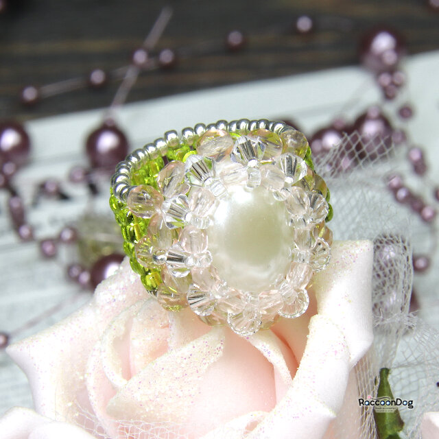 大粒パールとプレシオサの幅広リング（パール/プレシオサ/チェコビーズ ビーズリング）《ビーズアクセサリー》