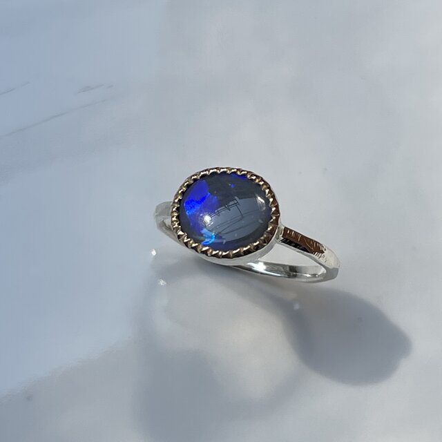 ブラック　オパール　1.39ct　オーバル　ミル打ち留め　K18とシルバー925　コンビリング