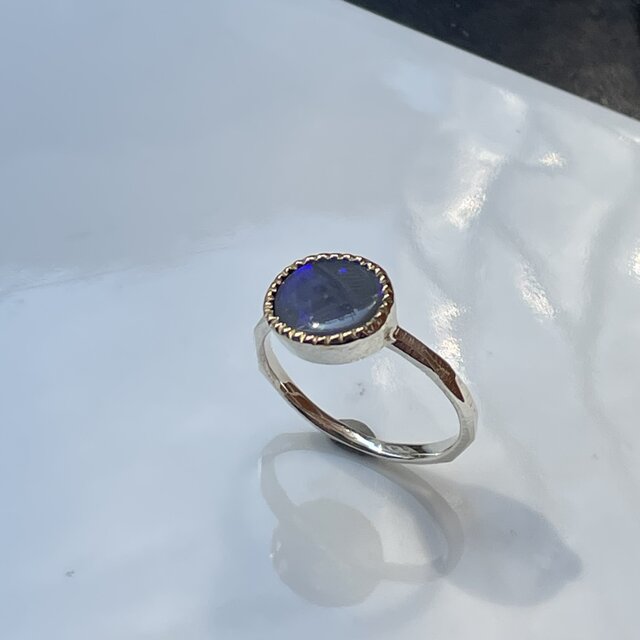 ブラック オパール 1.39ct オーバル ミル打ち留め K18とシルバー925