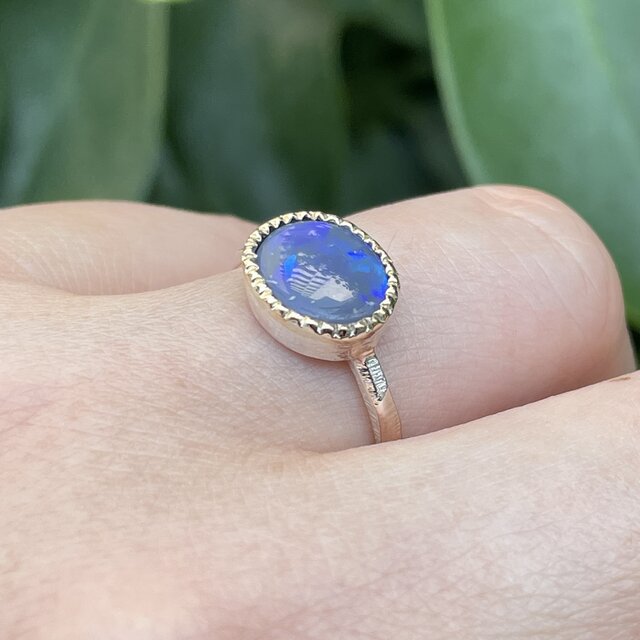 ブラック オパール 1.39ct オーバル ミル打ち留め K18とシルバー925