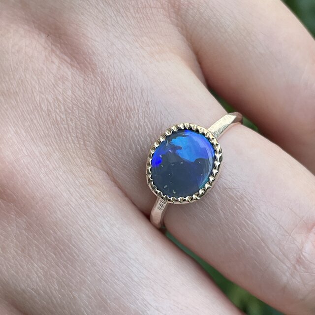 ブラック オパール 1.39ct オーバル ミル打ち留め K18とシルバー925