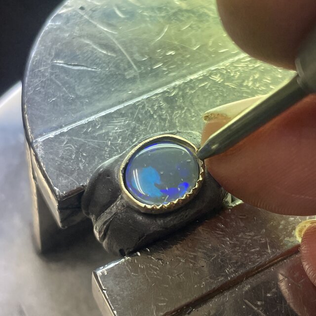 ブラック オパール 1.39ct オーバル ミル打ち留め K18とシルバー925