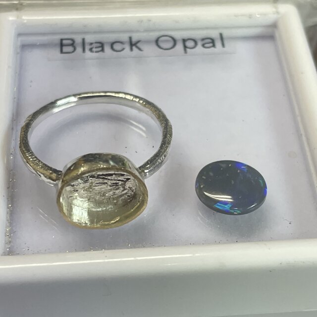 ブラック オパール 1.39ct オーバル ミル打ち留め K18とシルバー925
