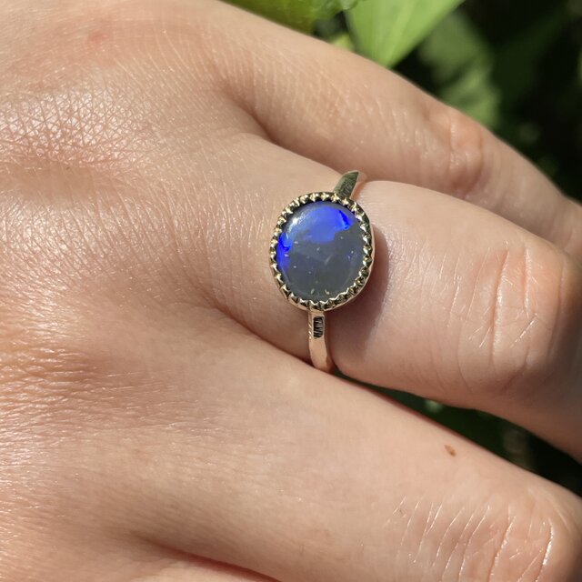 ブラック オパール 1.39ct オーバル ミル打ち留め K18とシルバー925